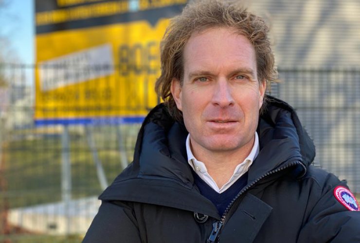 Barry Seelen op bedrijventerrein voor te koop bord met Boers en Lem logo