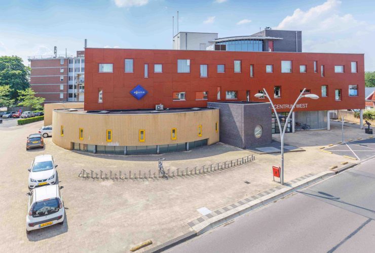 Kantoorpand met rode en gele bakstenen aan de BW ter Kuilestraat 33 in Enschede verkocht