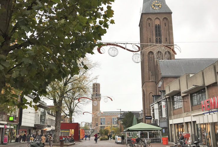 Stadhuistoren en kerktoren in binnenstad Hengelo foto door Marlies Assink